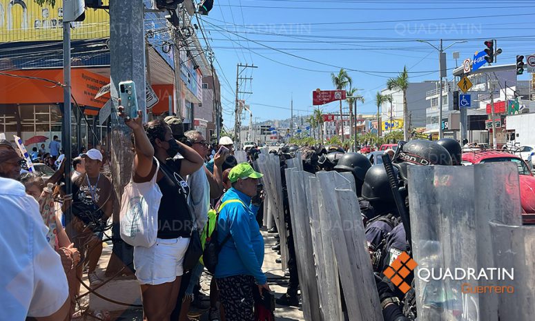 Desalojan policías antimotines a damnificados que bloqueaban en Acapulco