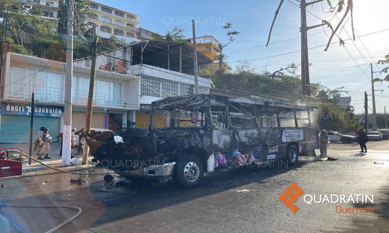 Incendian un camión urbano en avenida de Acapulco