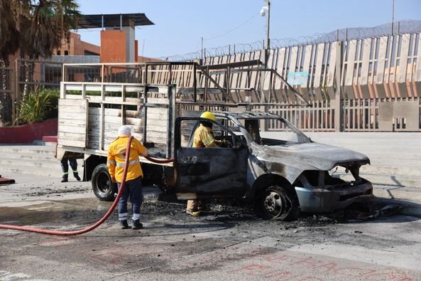 Normalistas quemaron 15 vehículos en Palacio de Gobierno de Guerrero: PC