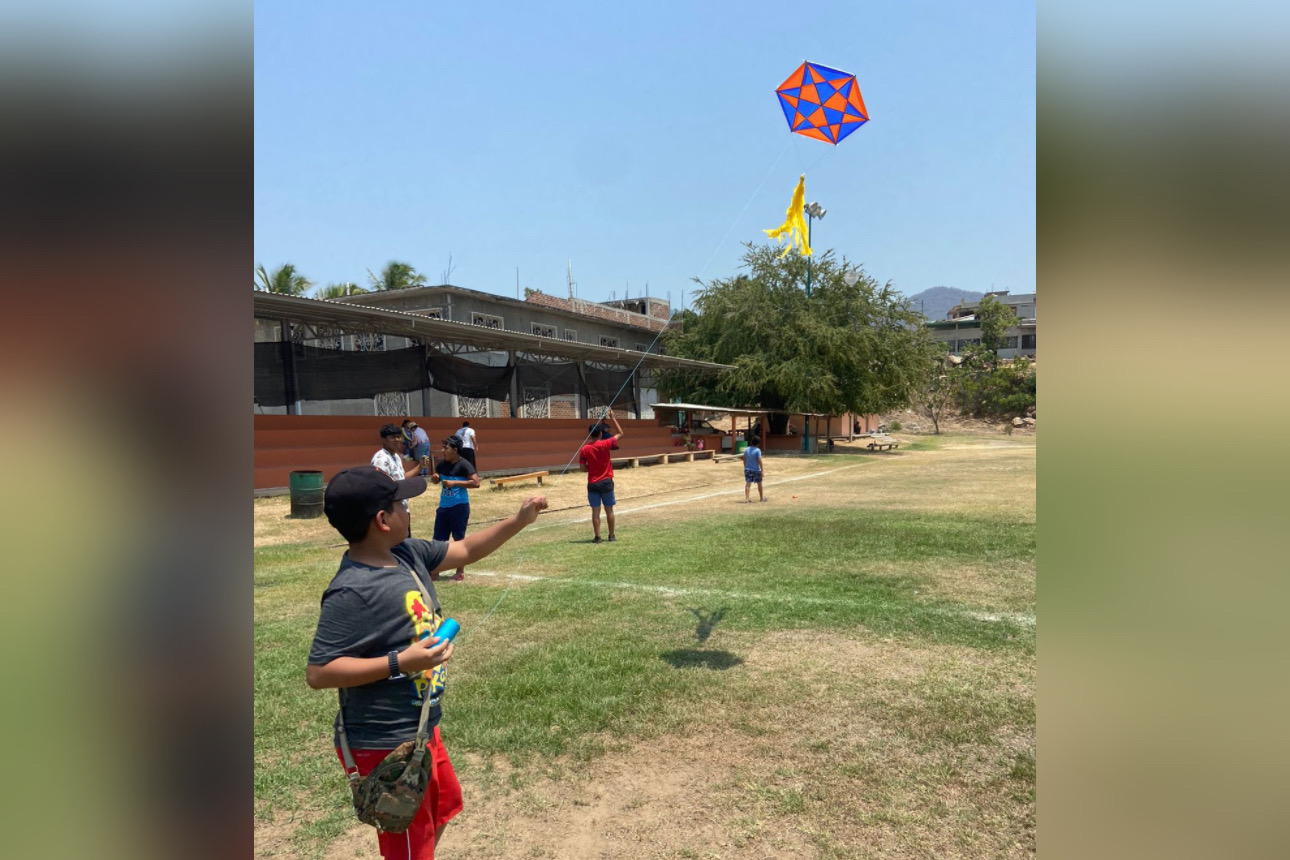 Papalotes dan vida al cielo en El Coacoyul de Zihuatanejo