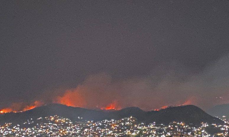 Incendio se acerca peligrosamente a las casas en Acapulco, advierten