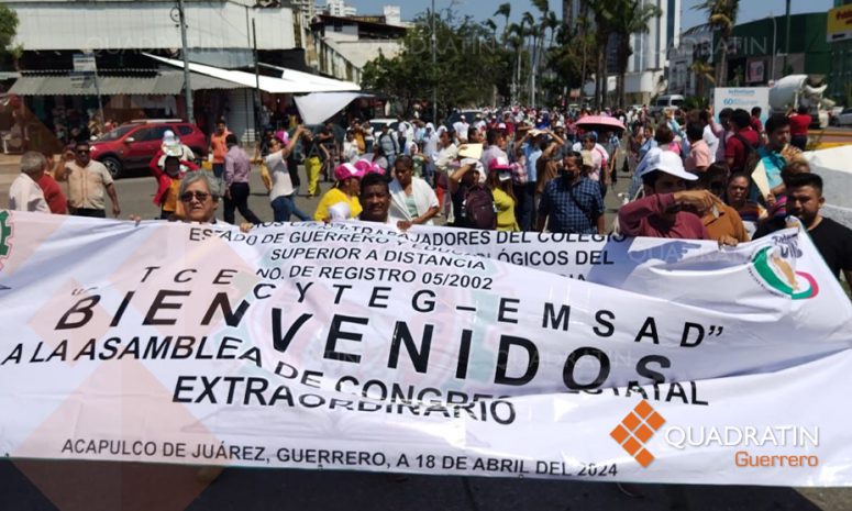 Bloquean maestros del Cecyteg la avenida Costera de Acapulco