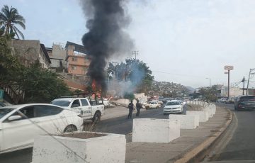 Choca taxi contra poste que cae en otro auto y se incendia en Acapulco ...