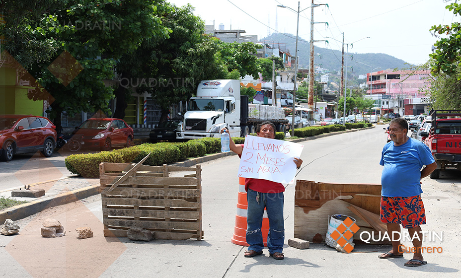 Bloquean con palos y piedras una avenida en Acapulco para exigir agua