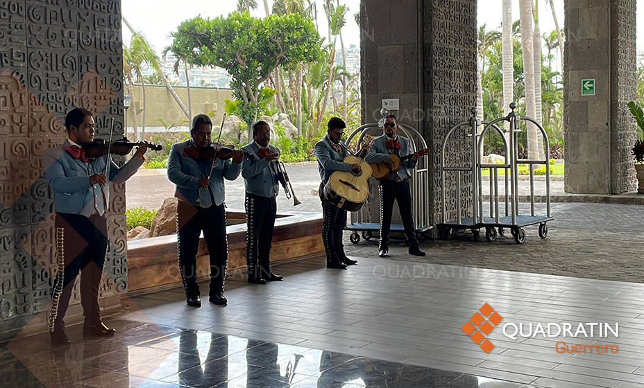 Con mariachis reciben a turistas en hotel Princess de Acapulco tras Otis