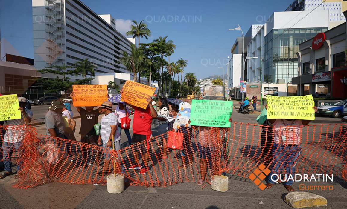 Bloquean censados de John la Costera de Acapulco para exigir pagos