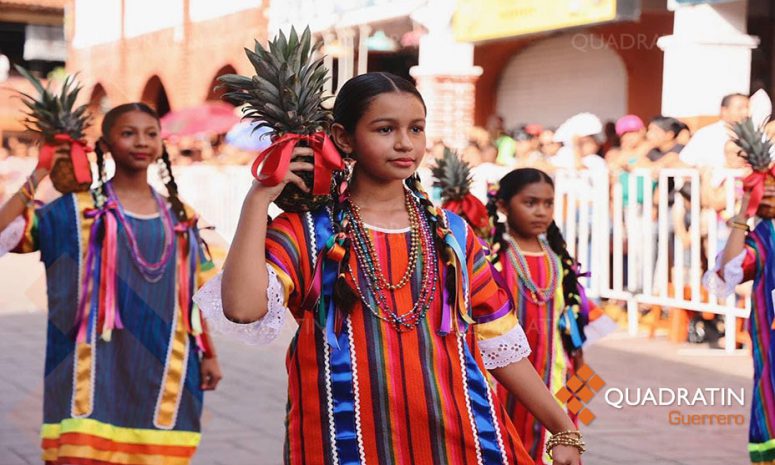 Color, alegría y música en desfile por la Revolución en Zihuatanejo