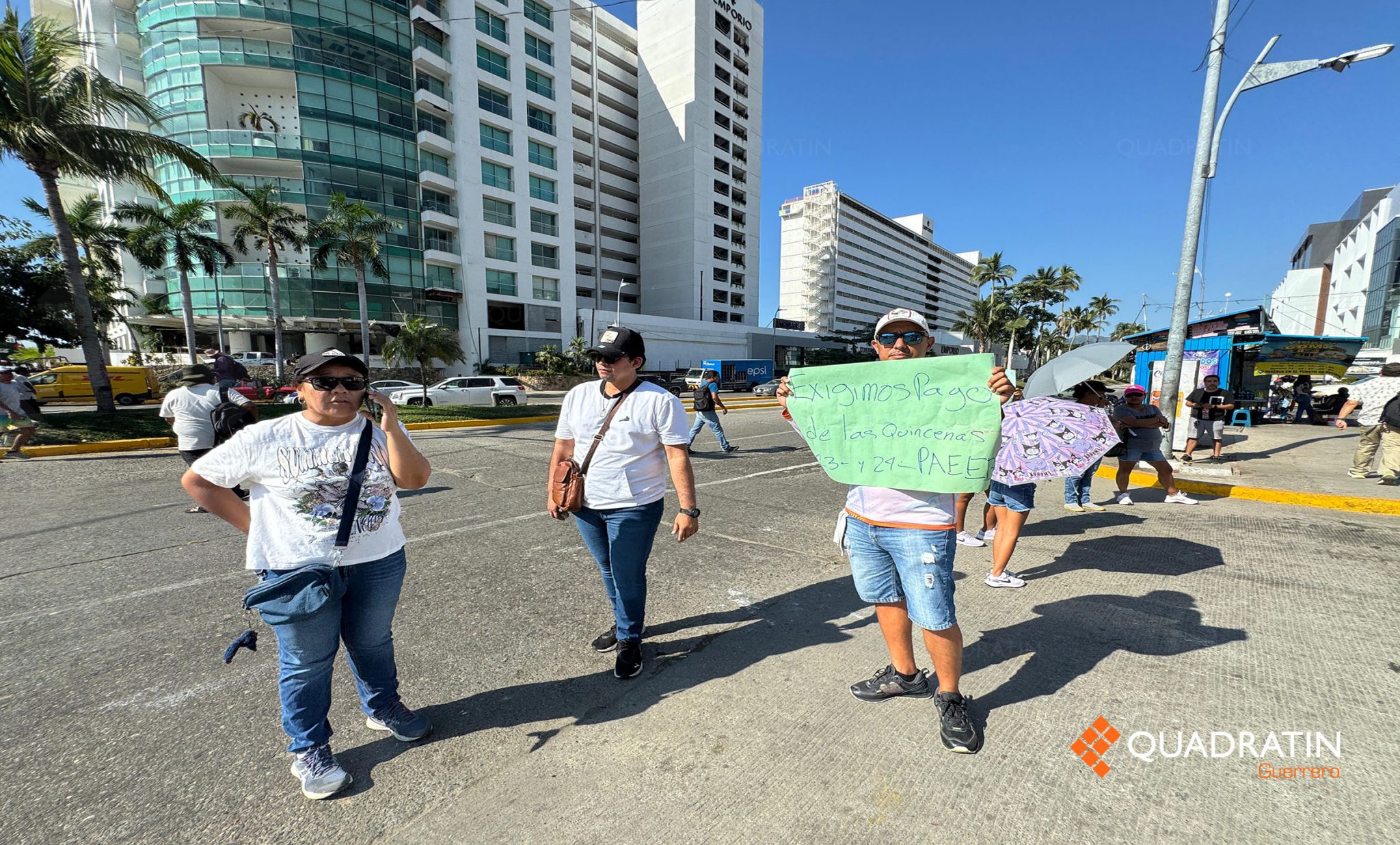 Bloquean maestros la Costera de Acapulco para exigir pagos y bonos ...