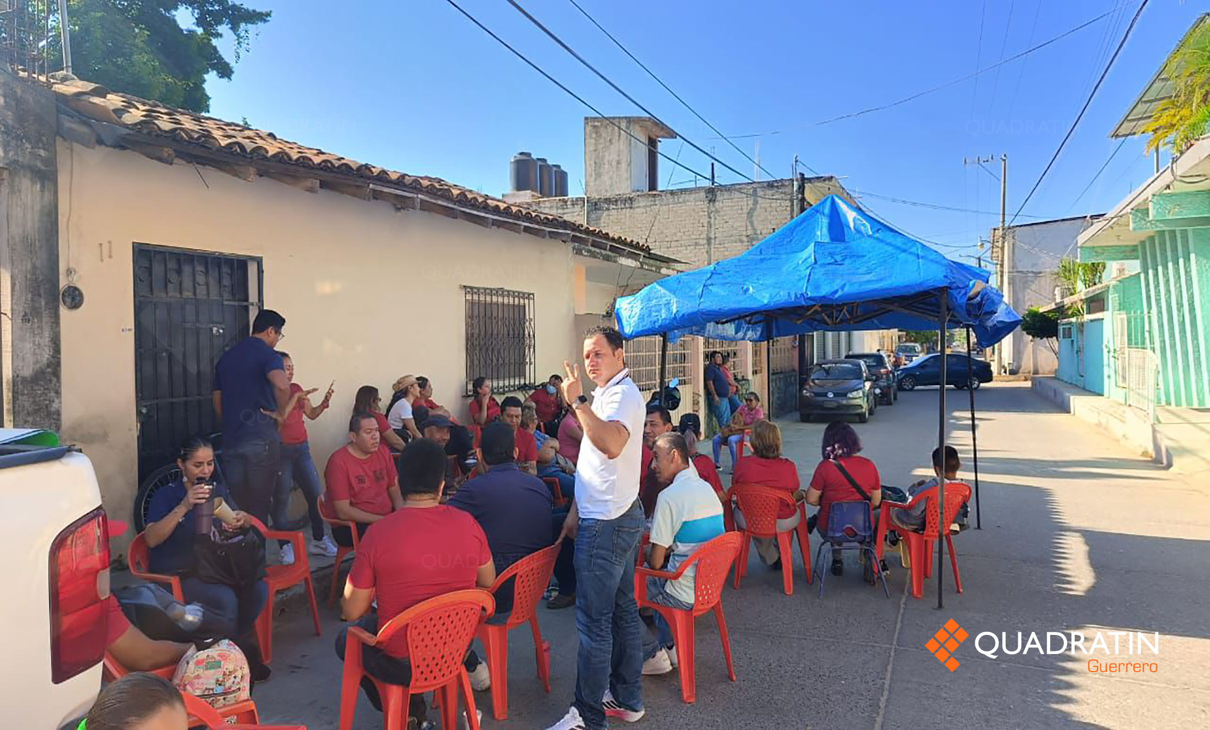 Maestros de Petatlán toman oficinas de Finanzas en protesta por imposición de jefe de sector