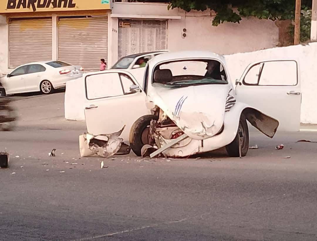 Se pasa el alto y choca en Acapulco: 2 lesionados