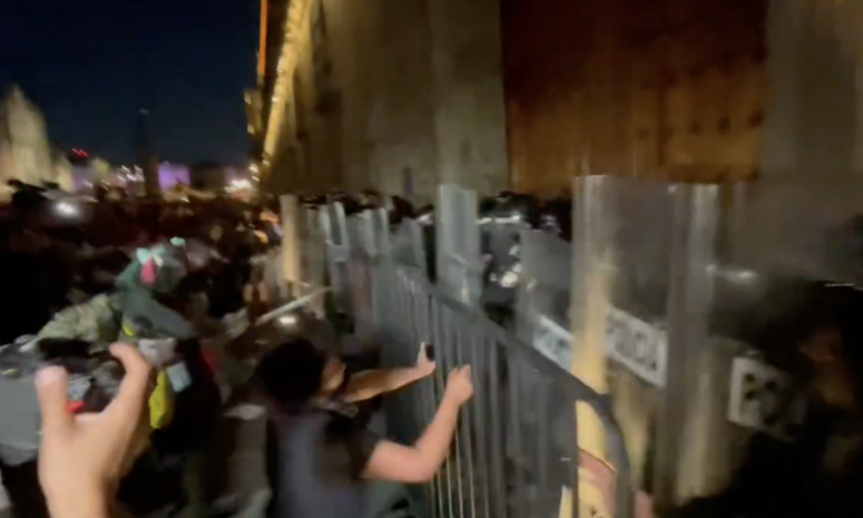 Quitan vallas en Palacio Nacional y enfrentan a policías por Teuchitlán