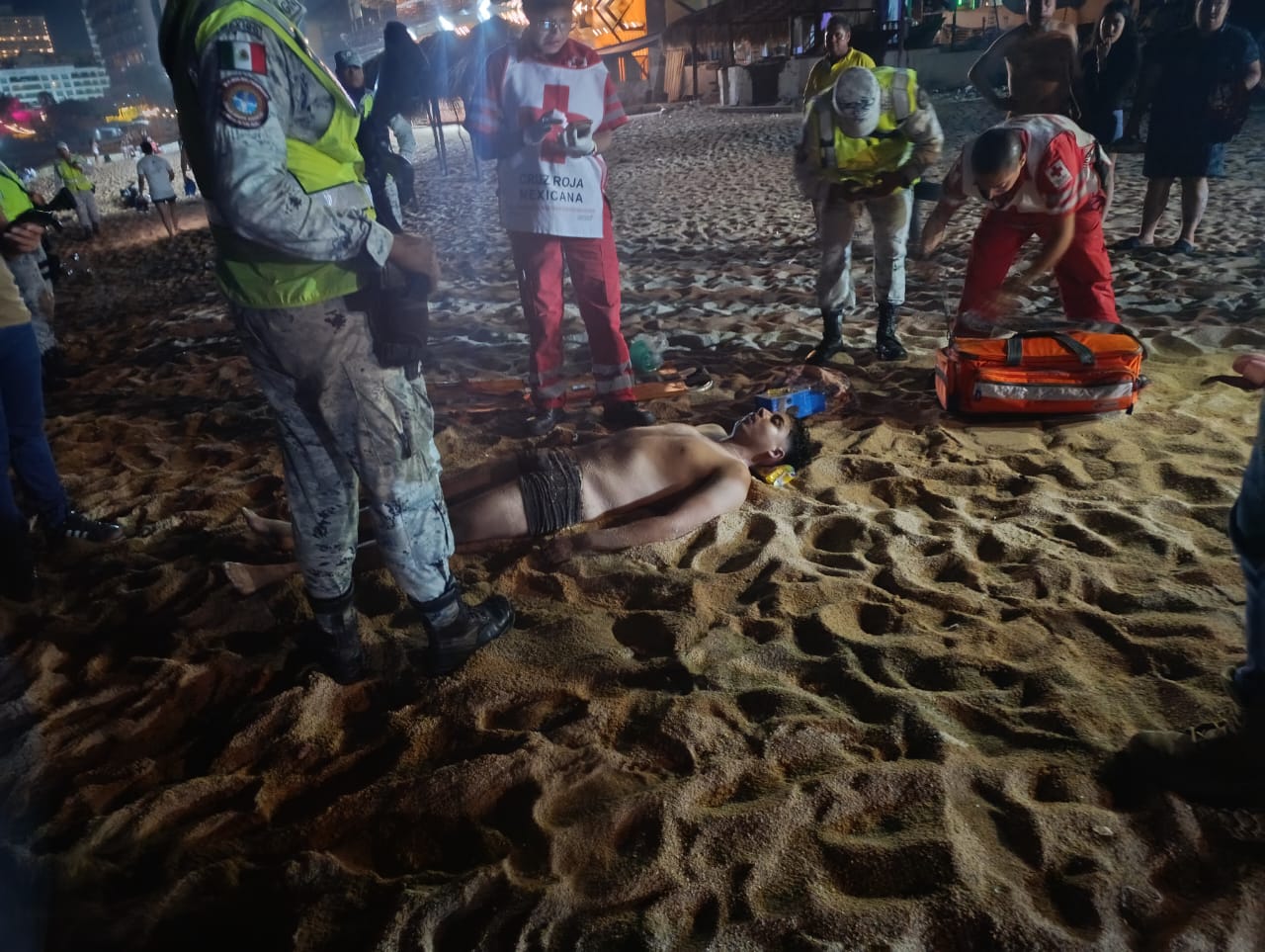 Hallan hombre ahogado en playa Condesa de Acapulco - Quadratín Guerrero