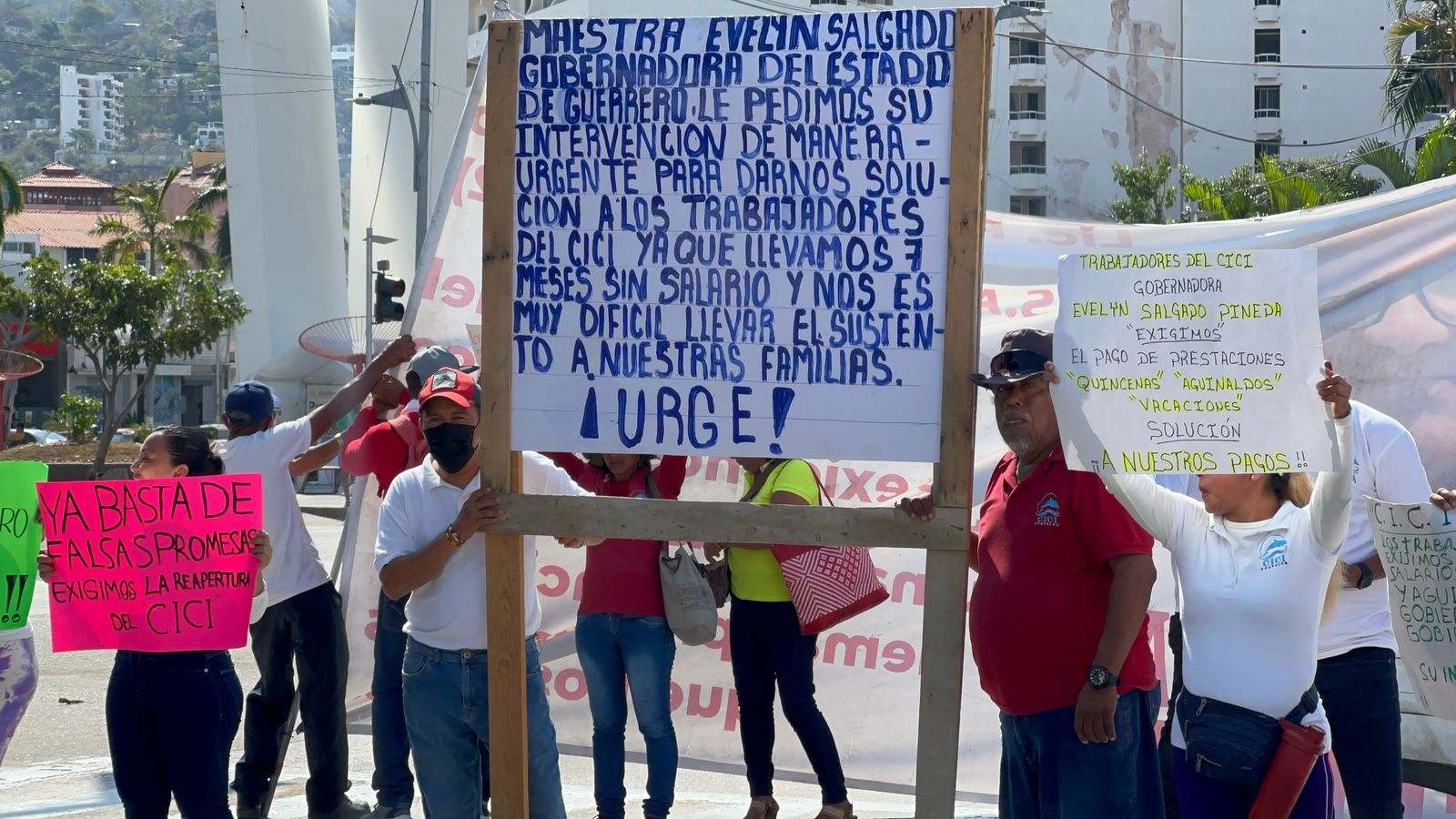 Bloquean trabajadores del CICI la Costera en Acapulco para exigir pagos ...