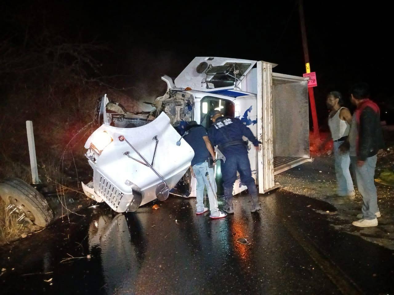 Se vuelca camión; deja un muerto y 2 lesionados en Xalpatláhuac
