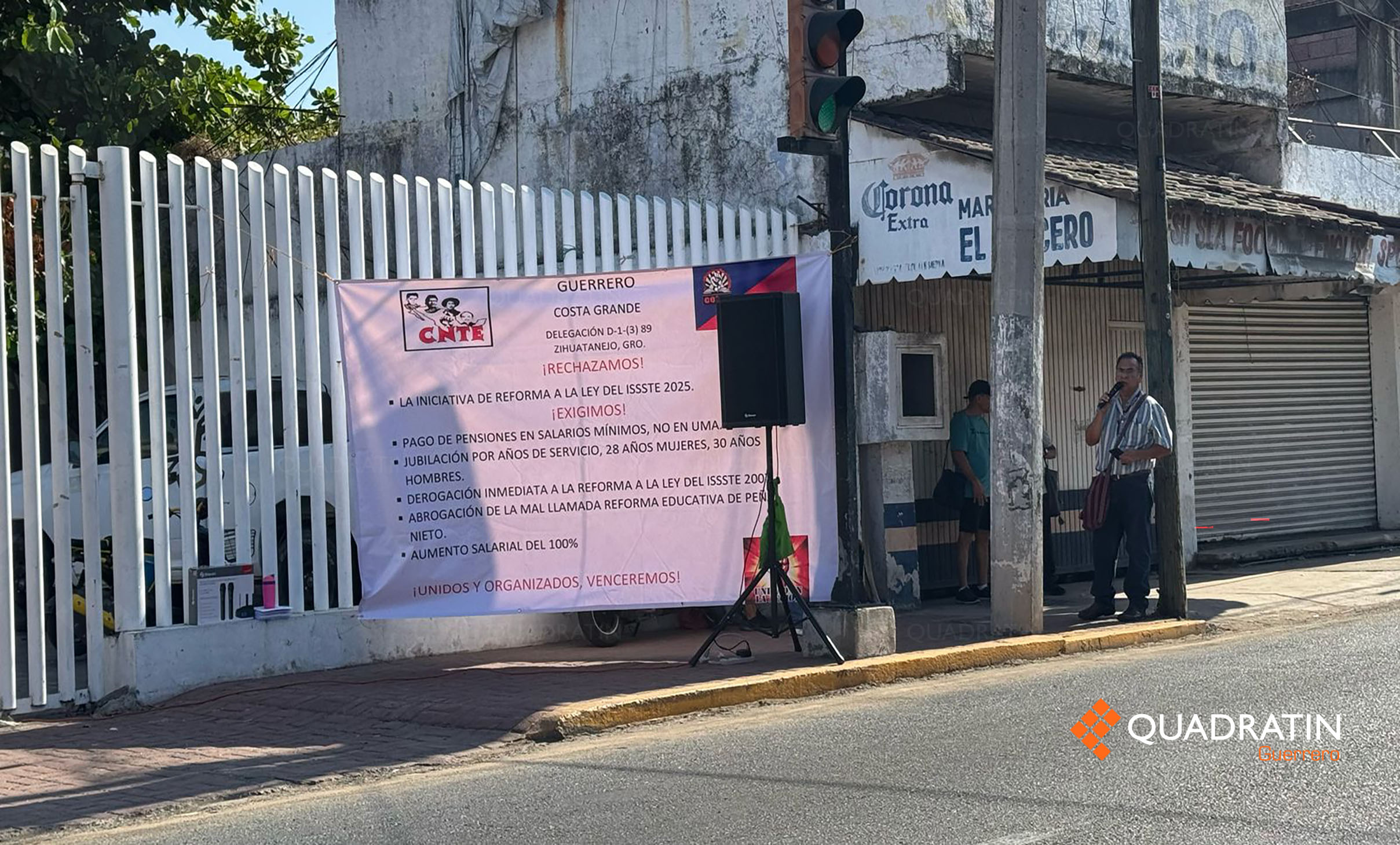 CETEG Exige Atención a Demandas con Manifestación en Zihuatanejo: Docentes Colocan Lona y Distribuyen Volantes