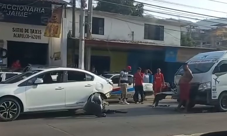 Chocan Urvan del transporte público y auto en Acapulco; un lesionado