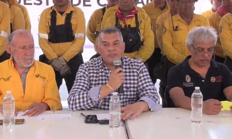 Llega helicóptero para apagar incendio que lleva 9 días en Iguala