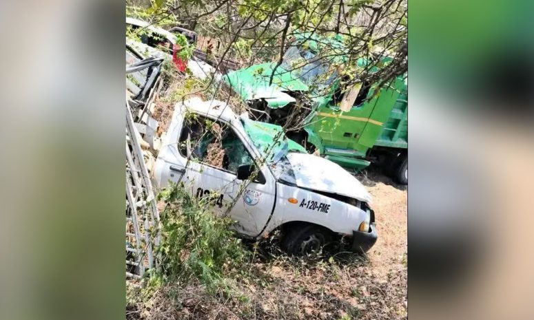 Chocan volteo y camioneta del transporte público en Ayutla; 2 muertos