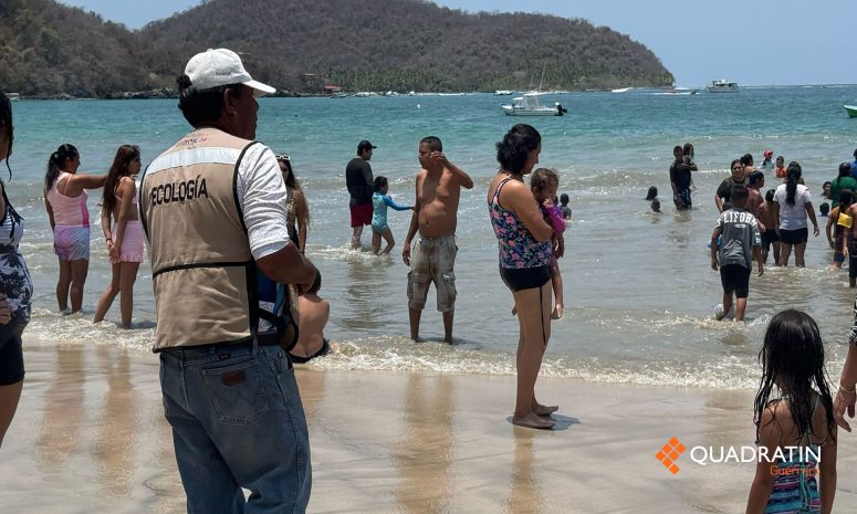 Retan bañistas al mar de fondo en playas de Zihuatanejo