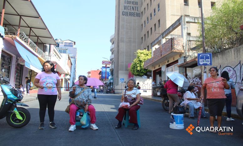Bloquean calles del Centro de Chilpancingo para exigir agua potable