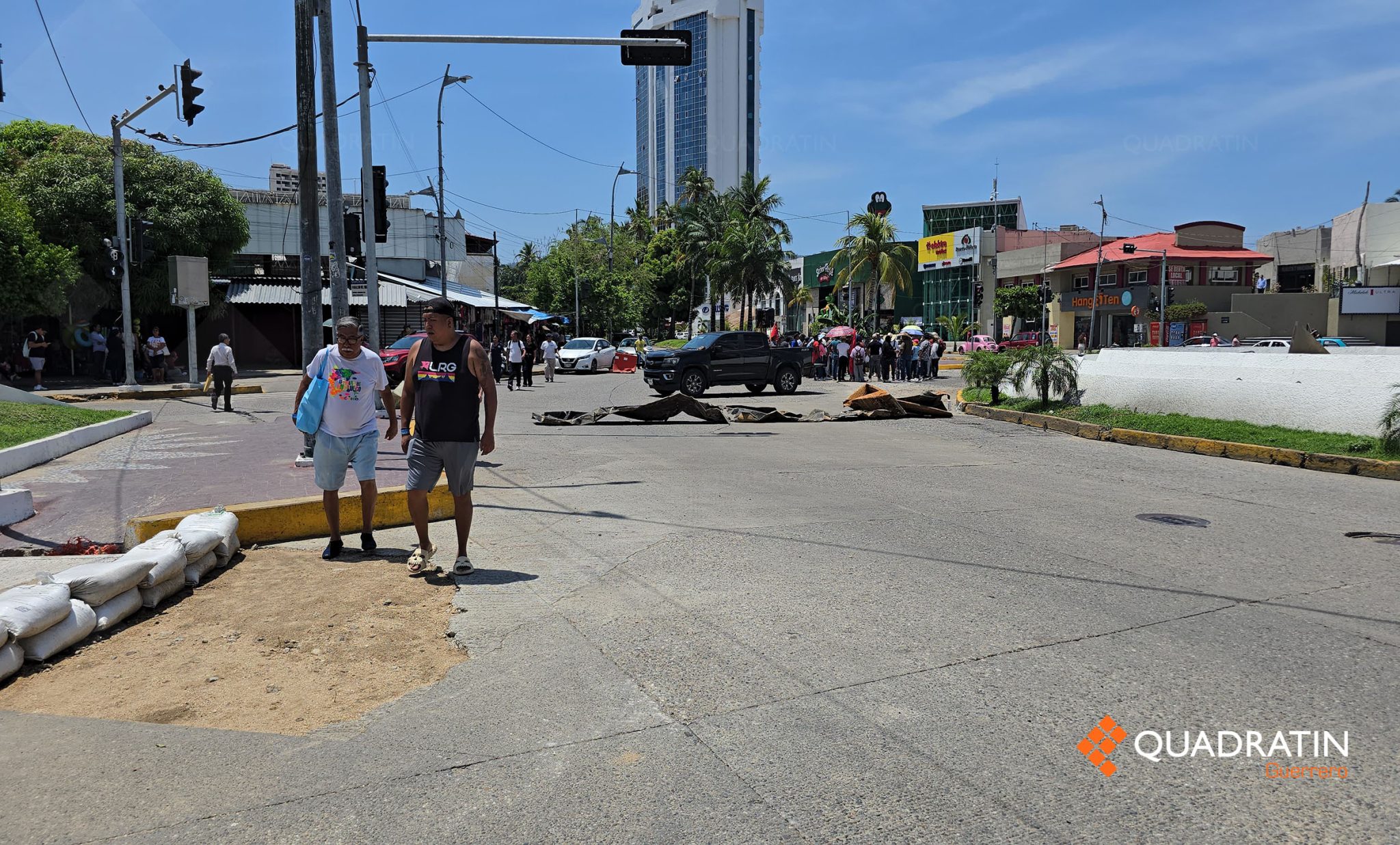 Bloquean maestros de la CETEG la Costera en La Diana de Acapulco ...