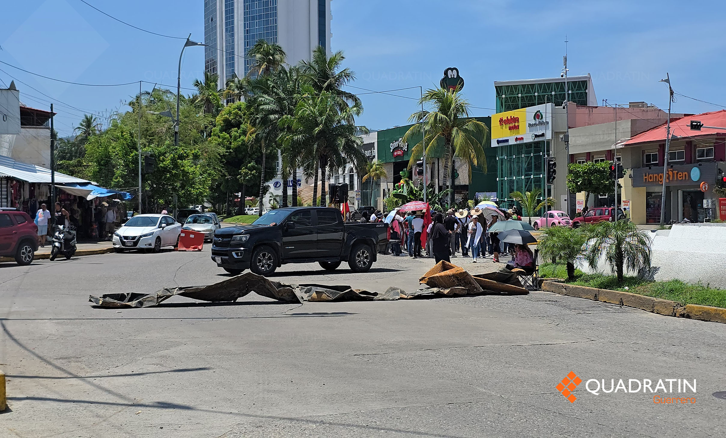 Bloquean maestros de la CETEG la Costera en La Diana de Acapulco ...