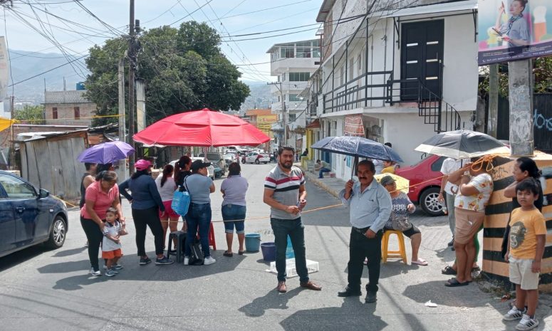 Bloquean más vecinos en Chilpancingo por la falta de agua en sus casas  