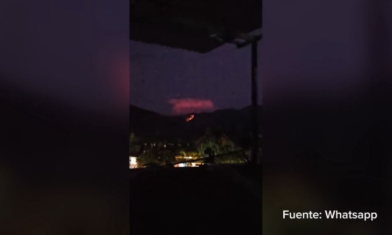 Sorprende tormenta eléctrica sobre incendio en pueblo de Acapulco