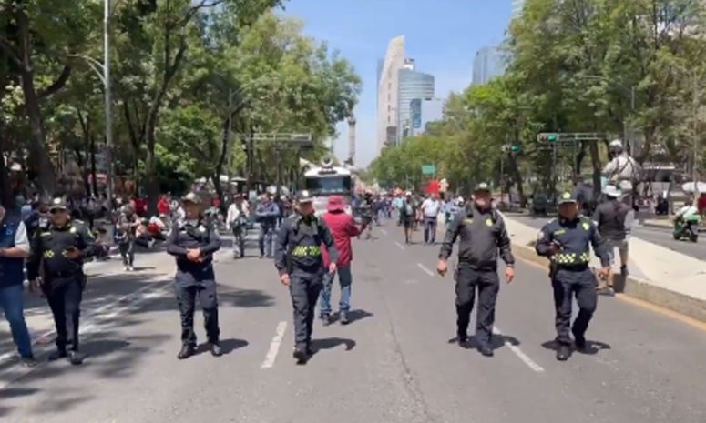 Marcha CNTE y monta plantón en Zócalo de CDMX en el Día del Maestro