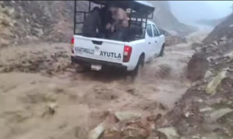 Derrumbes, deslaves y techos volados provoca Erick en Ayutla y Azoyú 