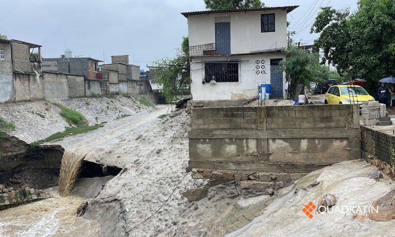 Crece río y peligran 4 casas en Acapulco; una está a punto de caer