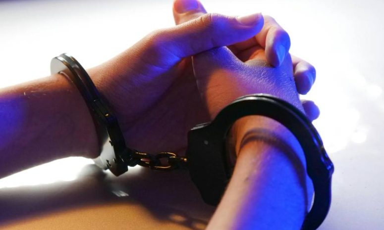 Caen por extorsión exfuncionario de Iguala y administrador de página