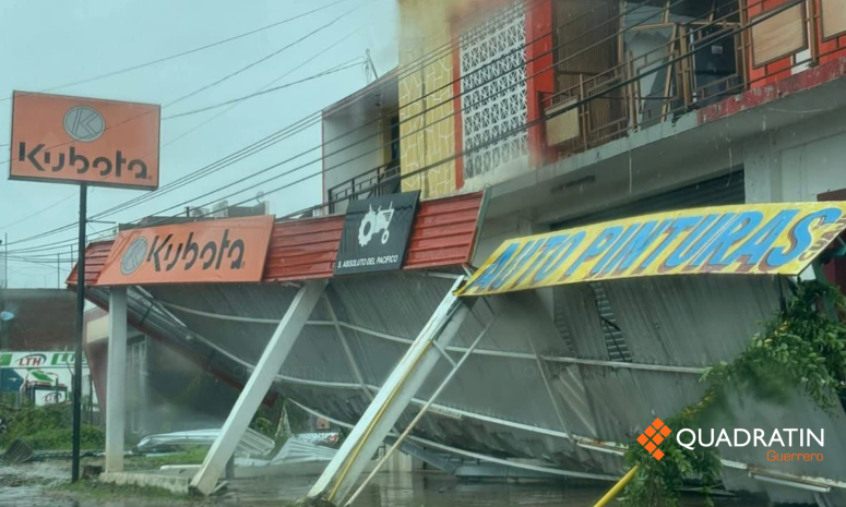Caen árboles, postes y negocios por vientos de Erick en Cuajinicuilapa 