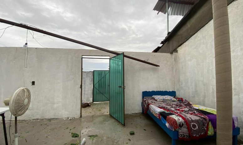Casas sin techos en Juchitán, por el impacto del huracán Erick