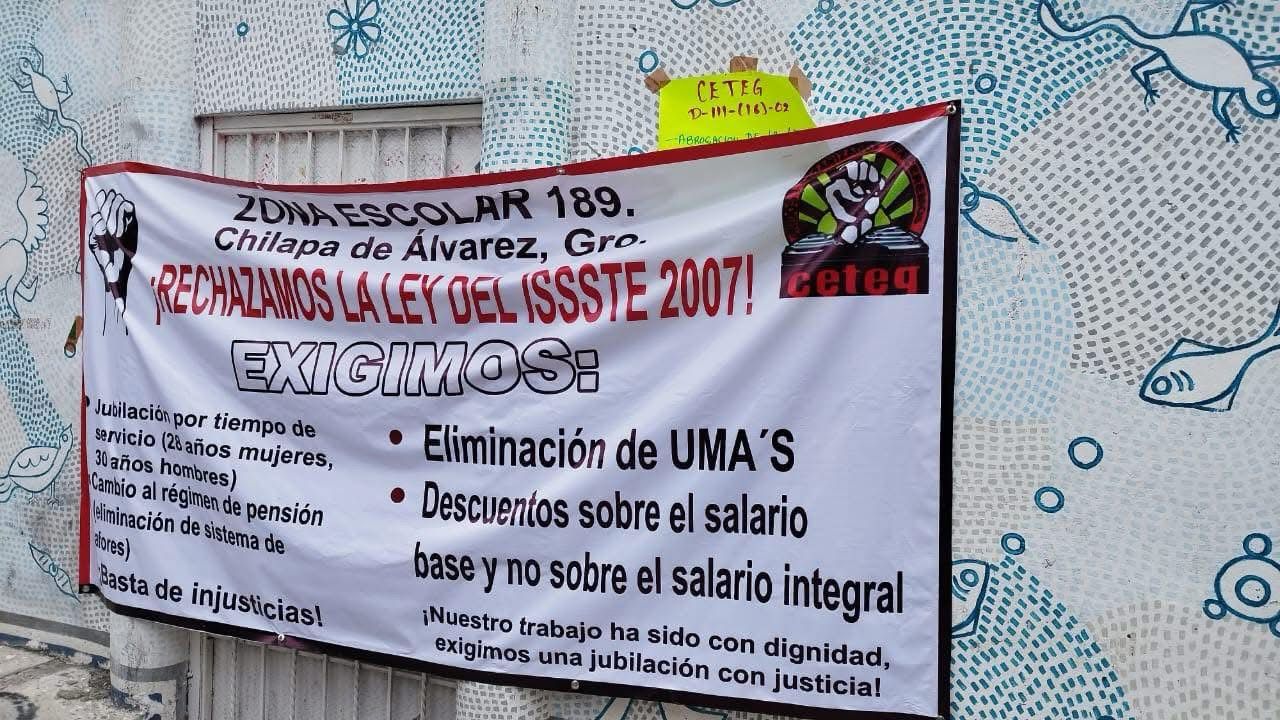 Toman maestros de la CETEG oficinas de la SEG y Finanzas en Chilpancingo