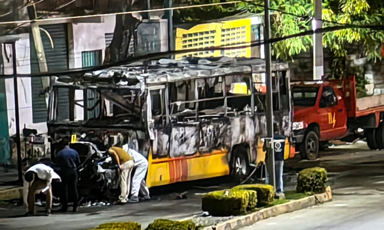 Queman camión del transporte público con 5 cuerpos en Acapulco