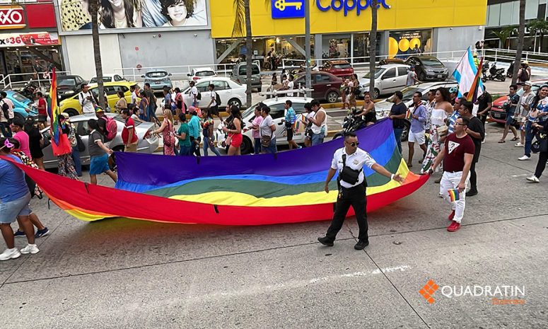 Marchan unas 300 personas de la comunidad LGBT+ en Acapulco