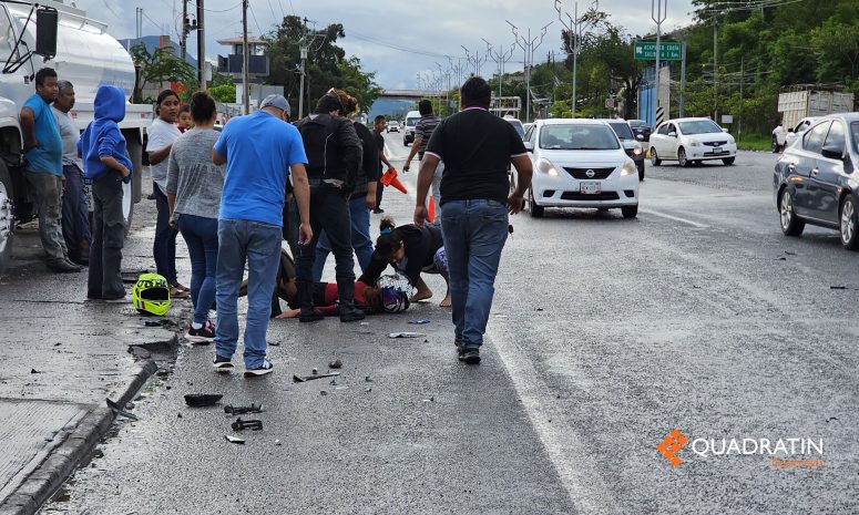 Pierde el control pareja en moto y derrapa en bulevar de Chilpancingo