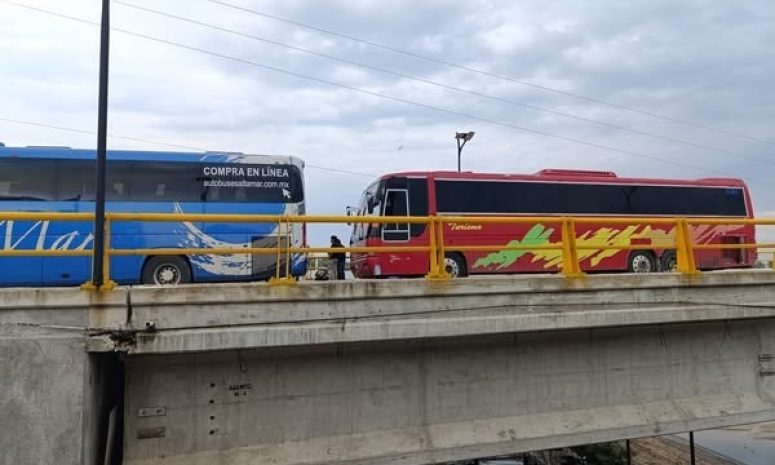 Bloquean damnificados de Erick la carretera Acapulco-Pinotepa Nacional