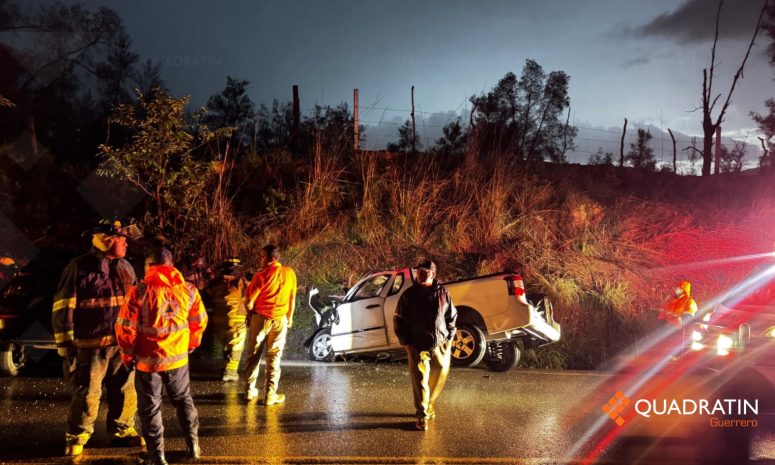 Chocan 2 camionetas cerca de Petaquillas en Chilpancingo; 2 muertos