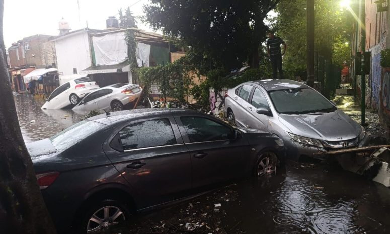 Alerta roja en alcaldía de CDMX; autos son arrastrados por las lluvias