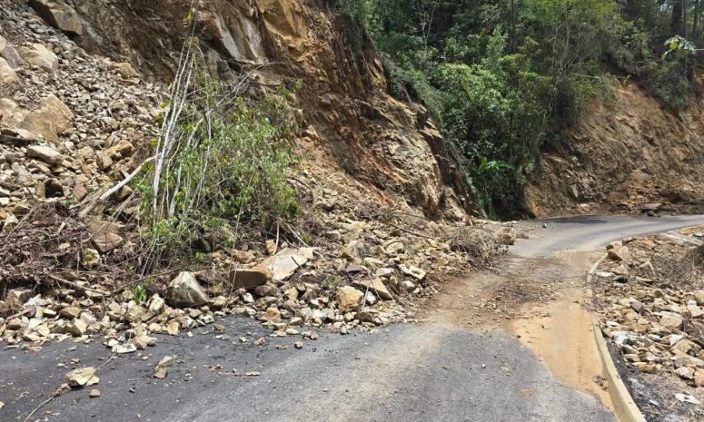 Provocan fuertes lluvias derrumbes en la carretera en Atoyac 
