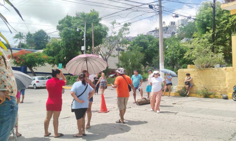 Bloquean vecinos para denunciar falta de agua potable en Acapulco