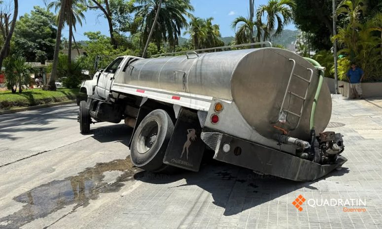 Cae pipa de agua en un socavón en la Costera de Acapulco