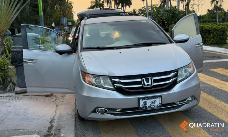Camioneta con 2 mujeres turistas, a punto de incendiarse en Ixtapa