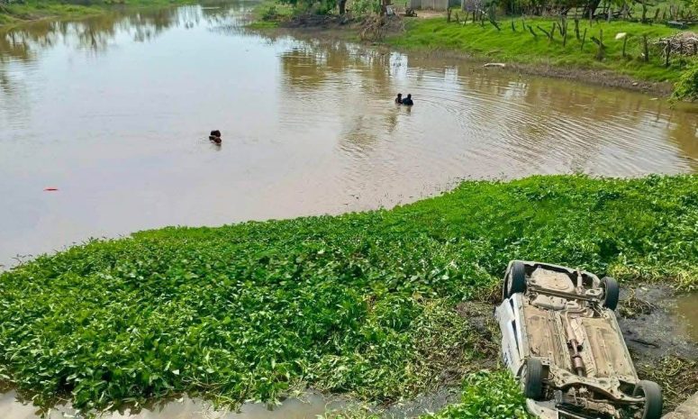 Vuelca taxi de ruta Acapulco-Cuajinicuilapa; chofer se salva de milagro