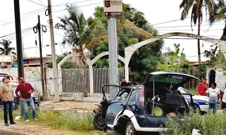 Queda prensado al chocar auto contra poste de cámaras del C4 en Acapulco