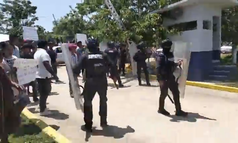 Se enfrentan pobladores con policías estatales antimotines en Ometepec