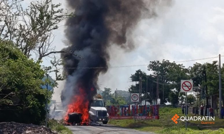 Queman de forma simultánea 3 tráileres de Industrias Peñoles en Guerrero