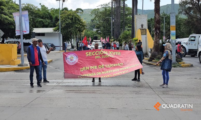 Bloquean 200 maestros del SUSPEG avenidas en Chilpancingo